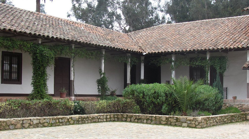 Casa tradicional chilena ejemplificando principios de arquitectura bioclimática y diseño sustentable