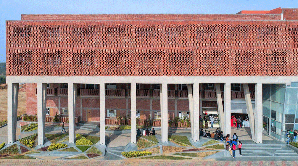 Edificio con diseño bioclimático mostrando principios de aprovechamiento solar y ventilación natural