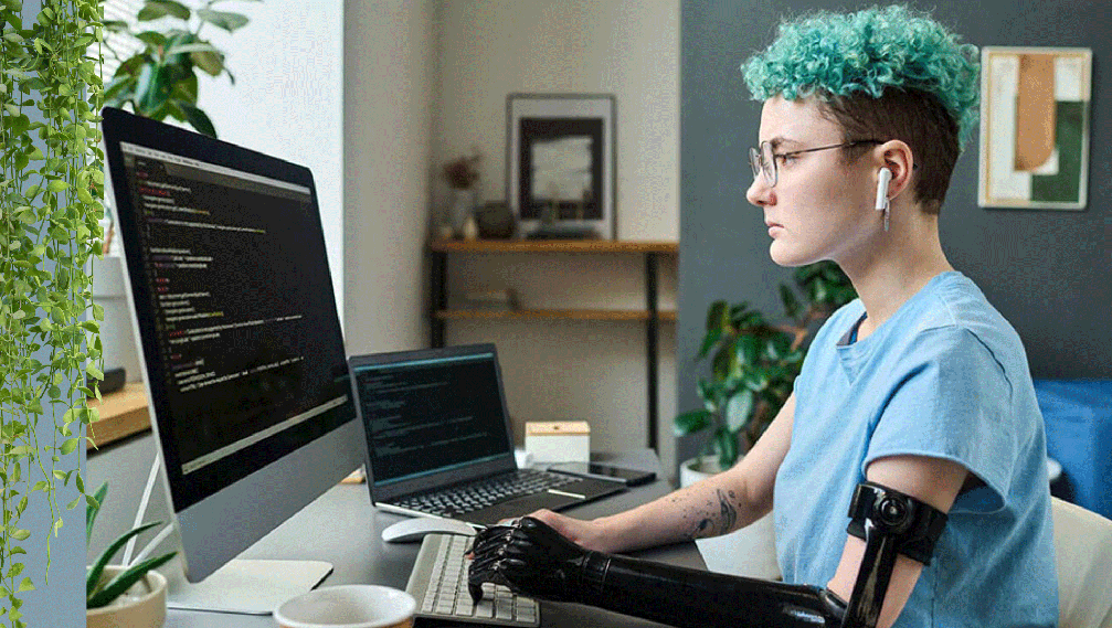 Oportunidad de negocio con profesionales diversos trabajando juntos en oficina accesible
