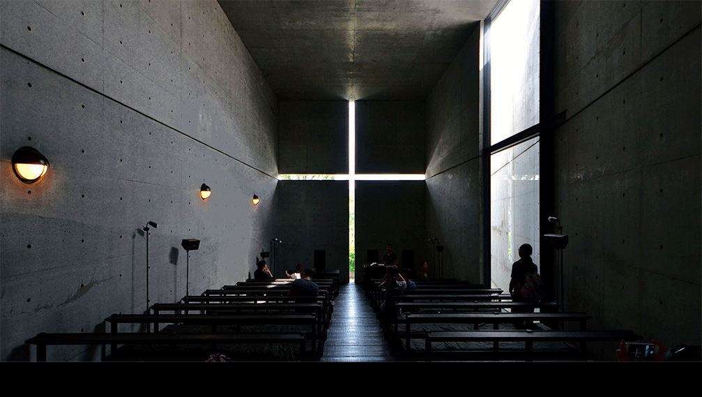Interior mostrando iluminación en espacios sagrados con luz natural filtrada creando atmósfera contemplativa y trascendente